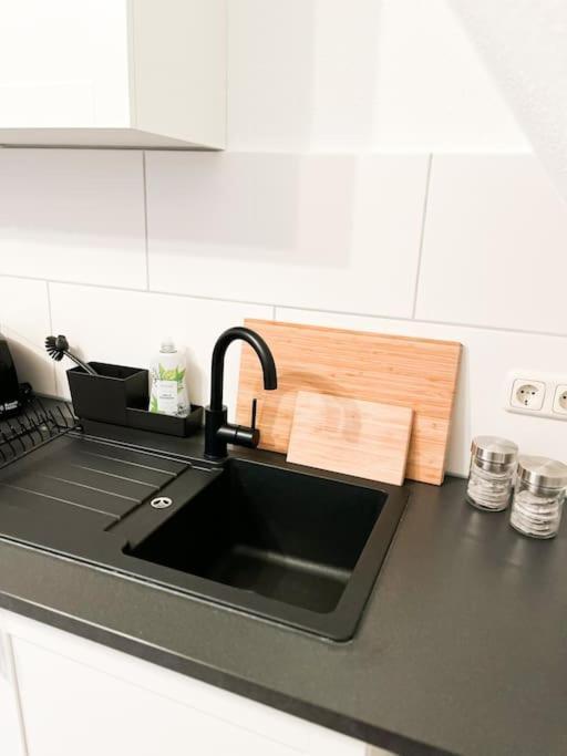 Modernes Apartment Mit Balkon Free Parking Netflix Целе Екстериор снимка
